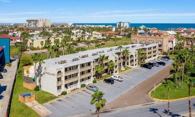 South Padre Island House | 2 Bed 2 Bath Condo by Beach with Resort Pool