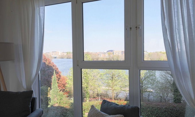 Grangetown Apartment | 2 Bed Apartment Overlooking Water