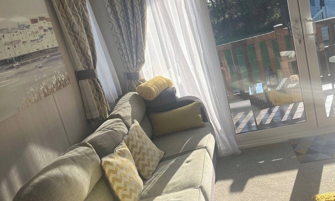 Cayton Bay Cabin | 2-Bed Cabin, Sleeps 4 in Cayton Bay