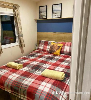 Llanasa Ski Chalet | 2 Bed Chalet - Sleeps 5 - Garden - Parking - Wifi