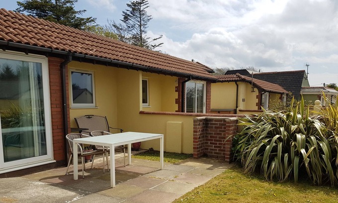 Bude Villa | 2 bed comfortable bungalow with garden, one dog allowed. 15 minutes to beach.