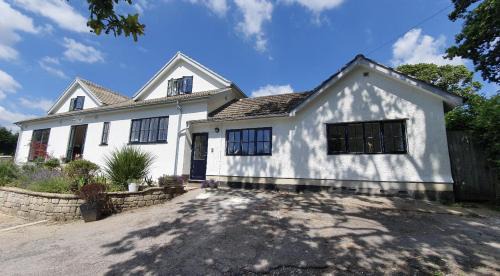 Newton Abbot House | 2 Bed Cottage - Sleeps 4 - Garden Pets Wifi