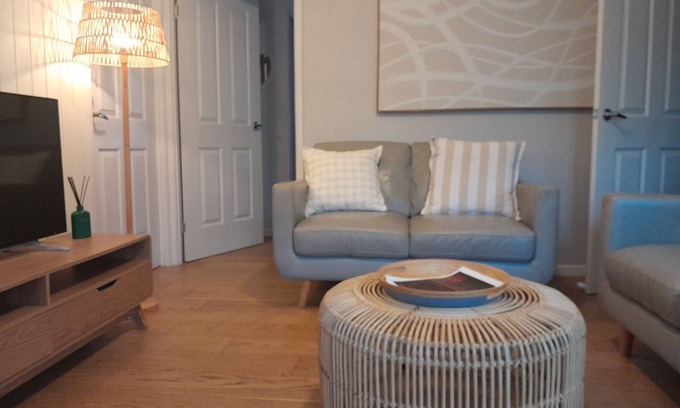 Labrador Apartment | 2 bed Garden Apartment walk to cafe's dining dog beach close to uni & hospital