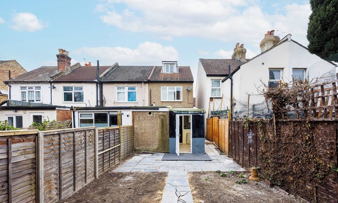 Addiscombe House | 2 Bed House | Croydon | Sleeps 6 | Contractors | Families