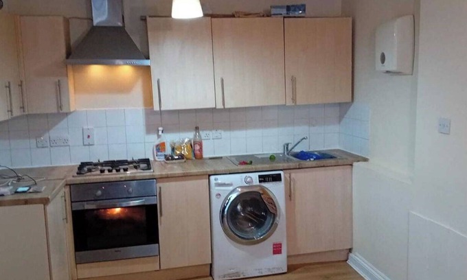 Newham Apartment | 2 Bed House - house 2 people ,with central Links