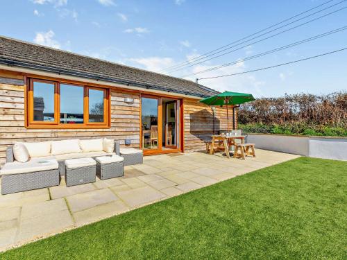 Axminster House | 2 Bed in Axminster 89471