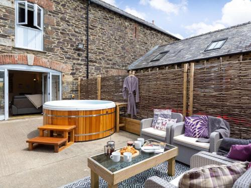 Launceston House | 2 Bed in Launceston 88859