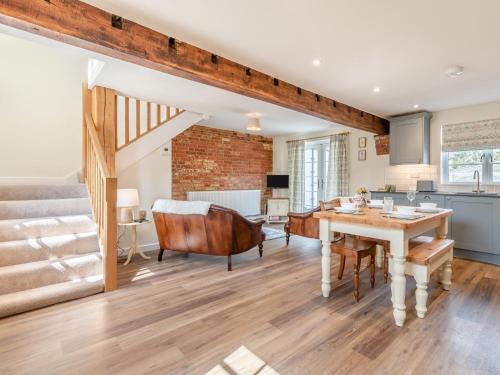 New Forest District House | 2 Bed in Godshill 96125