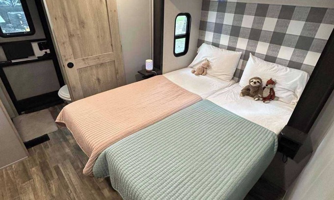 Gadsden RV Rental | 2-bedroom 2- Bath with Loft camper in charming Gadsden with Wi-Fi, AC, and pool.