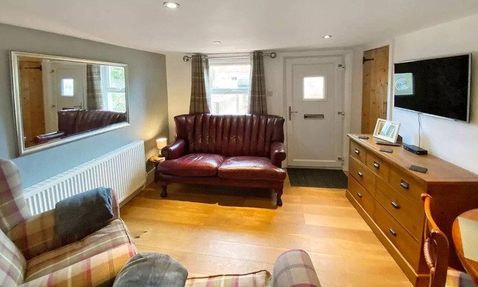 Beckingham Cottage | 2 bedroom accommodation in Heybridge Basin, near Maldon