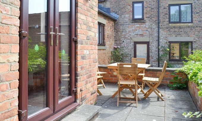 Cayton House | 2 bedroom accommodation in Killerby, Cayton, near Scarborough