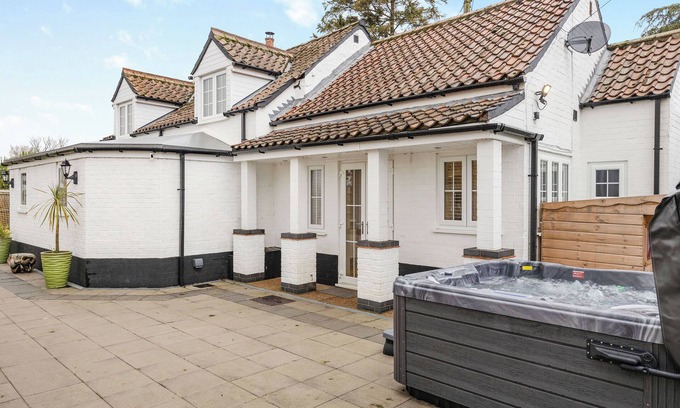 Burgh le Marsh Cottage | 2 bedroom accommodation in Thorpe St Peter, near Skegness