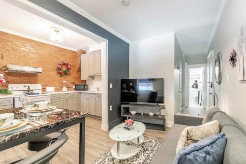 Central Hamilton Apartment | 2 Bedroom Apt Near Downtown - King Bed Netflix