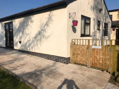 Forsbrook House | 2 bedroom bungalow, 15 minutes to Alton Towers, dog friendly