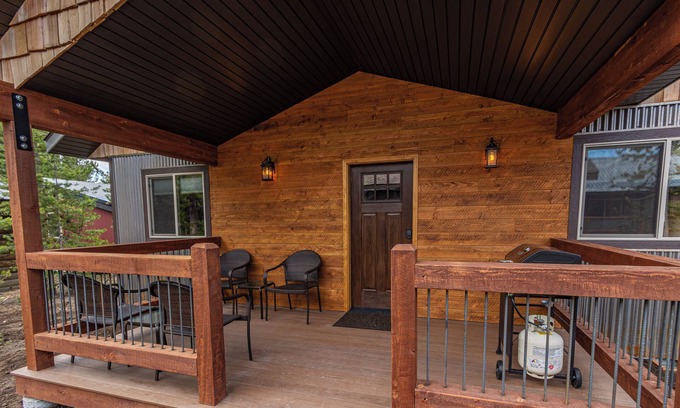 West Yellowstone Cabin | 2 Bedroom Cabin with A/C, just 5 blocks from Yellowstone!