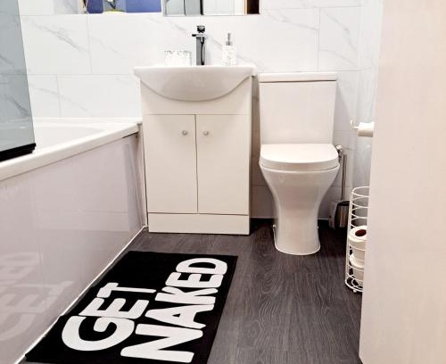 Leeds House | 2 Bedroom House in Leeds - Sleeps 5 WiFi Parking