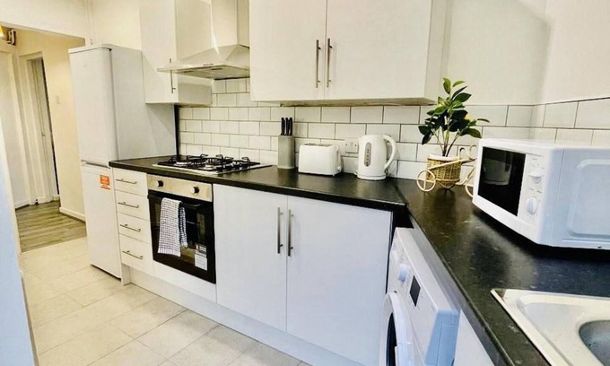 Liverpool House | 2 Bedroom House in Liverpool With Free Parking