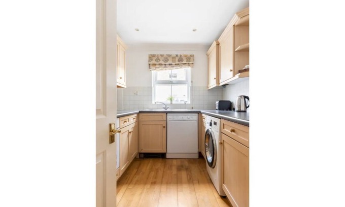 East Putney Apartment | 2 Bedroom Modern Flat with close to Public Transport and free off-street parking