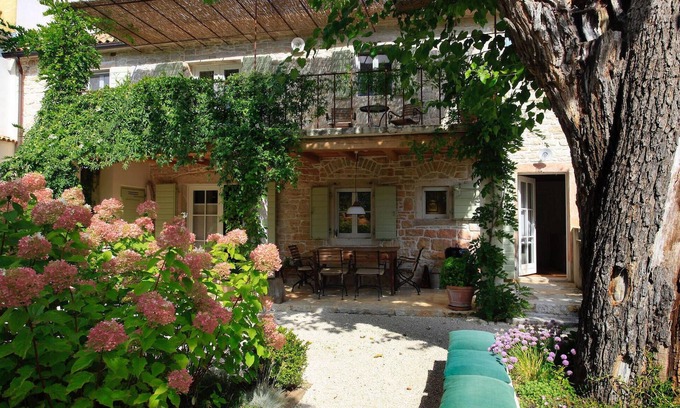 Visnjan House | 2 bedroom pet friendly home in Porec