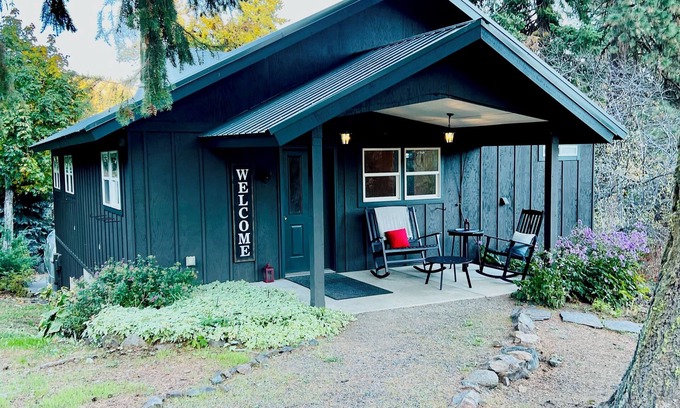 Leavenworth Cabin | 2 Bedroom Ski Chalet near Downtown Leavenworth.