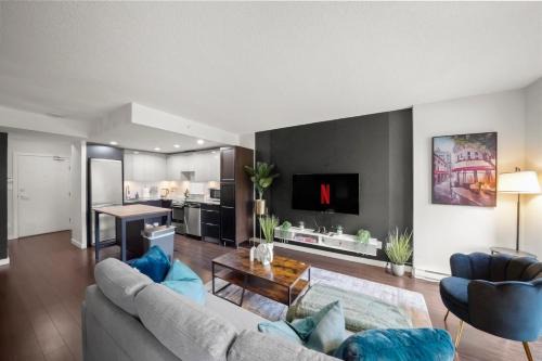 Southeast False Creek Apartment | 2-Bedroom Townhome by Downtown with Free Parking