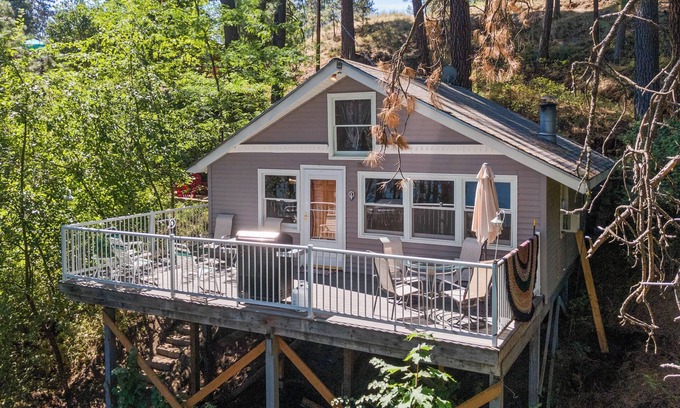 Wellpinit Cabin | 2-Bedroom w/a loft Secluded Cabin on Serene Lake Roosevelt with AC