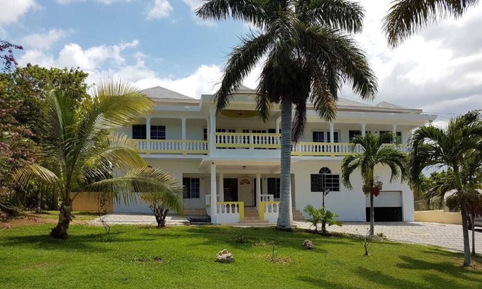 IronShore Estates Apartment | 2 bedrooms/1 Bath-This unit books very fast, so reserve now!!