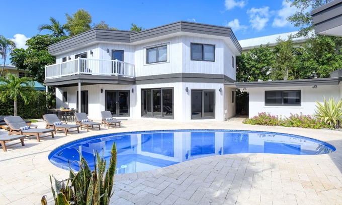 Harbour Inlet Villa | 2 Big Homes On 1 Big Lot Walk to Beaches & Hot Spots!