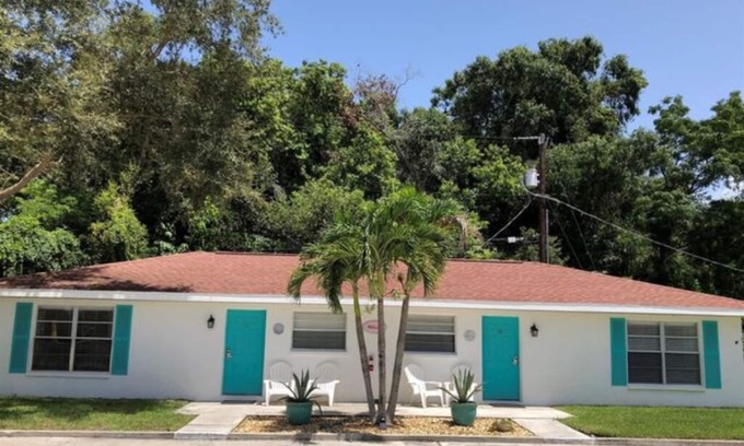 Laurel Villa | 2 BR VILLA SUITE w/queen bed