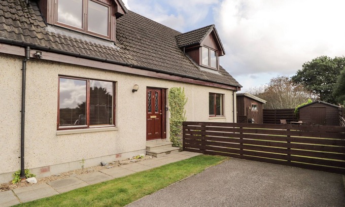 Marybank Cottage | 2 BRAEVIEW, pet friendly, with a garden in Beauly