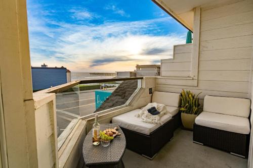 Cayucos House | 2 Cayucan Bungalows Steps to Beach Shared Lounge Sleeps 12