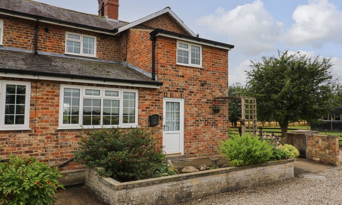 Stockton on the Forest Cottage | 2 CROSSLANDS, with a garden in Stockton-On-The-Forest