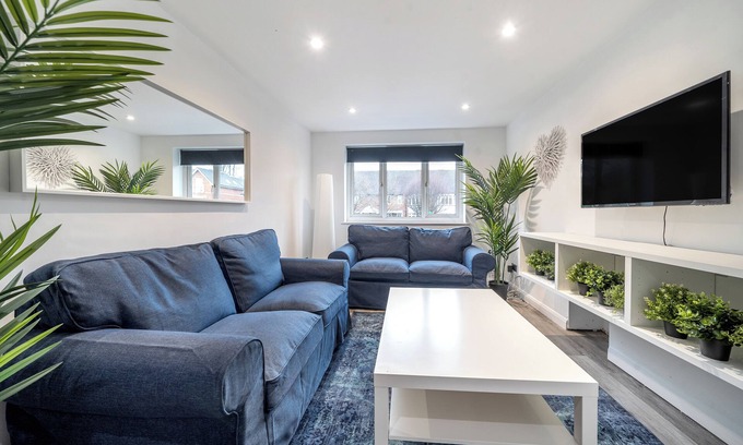 Fleet Apartment | 2 double Bedroom apartment minutes from the high street and station