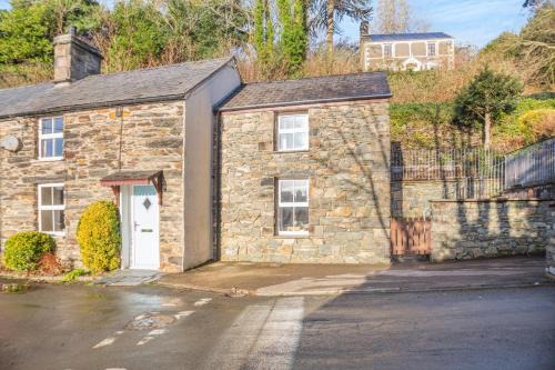 Penrhyndeudraeth House | 2 Efail Wen