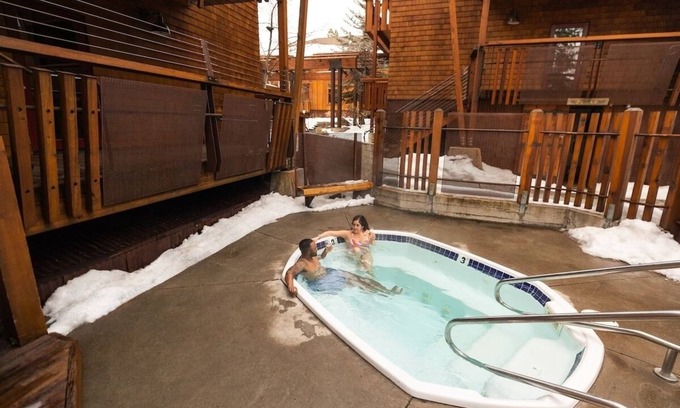 Truckee Hotel | 2 Family-Friendly Rooms w/Mountain Ambience - Perfect Lake Tahoe Getaway