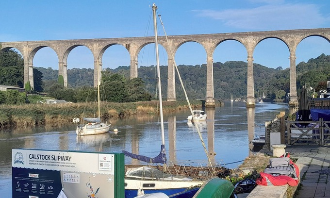 Calstock Apartment | 2 Guests - Free Parking - Studio Private Courtyard