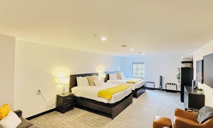 Sandusky Hotel | 2 King Beds By Cedar Point Sports Force Sleeps 6!
