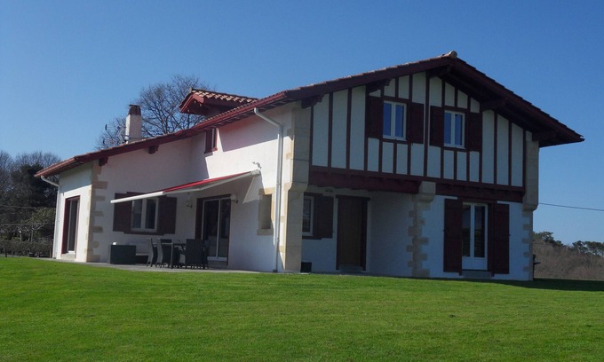Bidart Villa | 2 km from the beaches of Guéthary, villa 10 people, large garden, mountain view