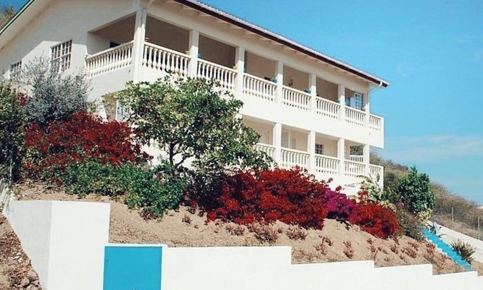 Sun Valley Apartment | (2) Lovely spacious studio with beautiful view over Willemstad with pool