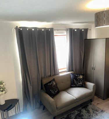 Basildon House | 2 Luxury Interconnecting Twin Rooms-Shared Space