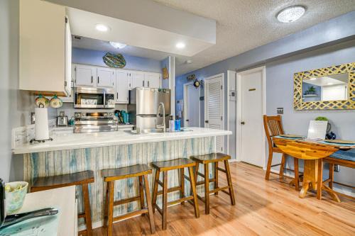 Notch Estates Apartment | 2 Mi to Silver Dollar City Cozy Condo with Balcony!