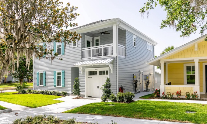 Mount Dora Apartment | 2 min walk to Downtown/KING BED/Golf Cart Rental/Pet Friendly!