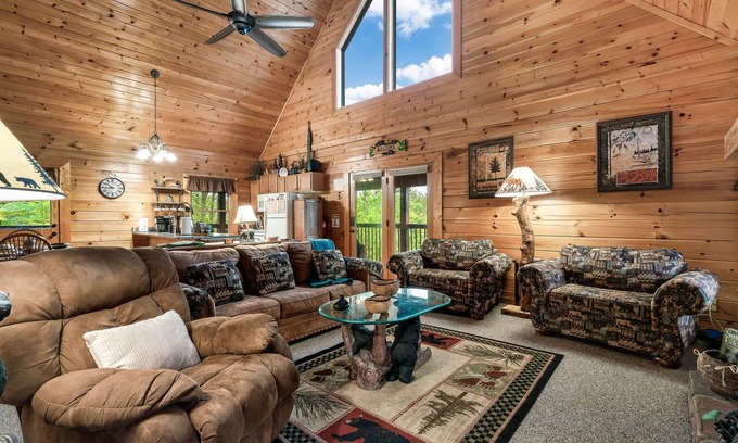 Sevierville Cabin | 2 Mstr Bdrm suites✅Fast WiFi✅Mtn Views/Hot Tub*Arcade-Game Room*Resort Pool