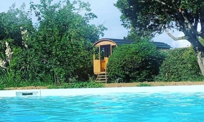 Monbequi Cabin | 2 or 4-seater caravan in wooded park.