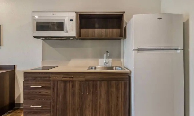 Lowell Hotel | 2 Pet-Friendly Suites with Free Parking Near Crystal Bridges Museum