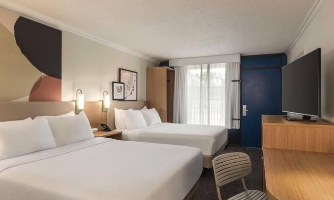 Sarasota Hotel | 2 Relaxing Rooms Near Siesta Key Beach – Free Breakfast & Pet-Friendly