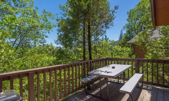 Bass Lake Hotel | 2 Scenic Lakeside Retreat Near Yosemite, Perfect for Hikes & Lake Adventures