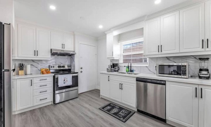 Durham Region House | 2 Units in 1! 5 Bedrooms /3 Bathrooms! PS4 & BBQ!