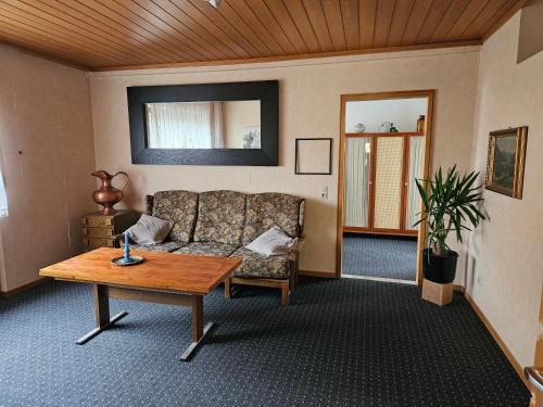 Hoechberg Apartment | 2 Zimmer Apartment-Ferienwohnung mit Balkon, ausgestatteter Küche und Bad