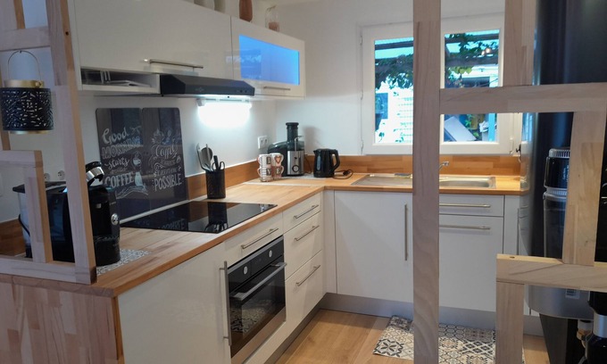 Le Pin Apartment | 20 minutes from Disney! Tiny House at the bottom of the garden, ideal for families.